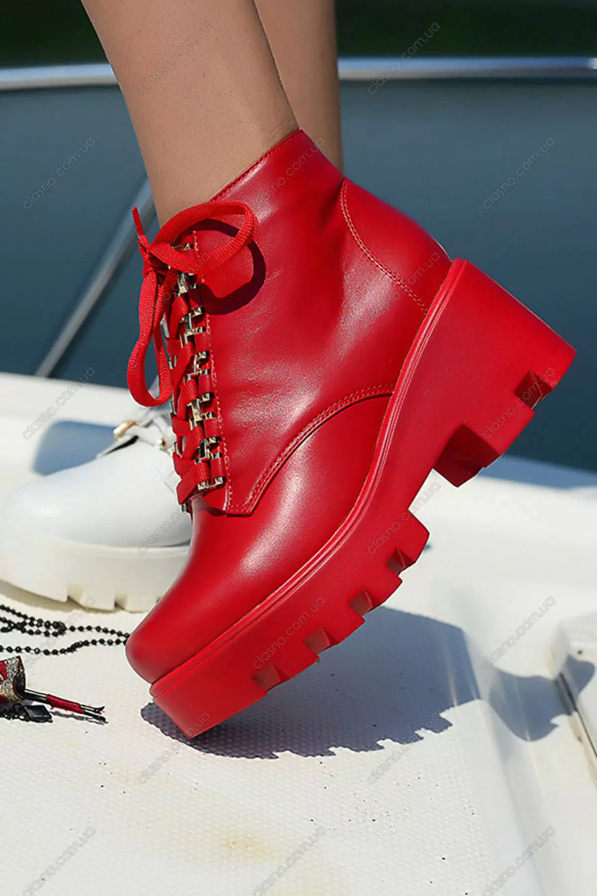 Купить красную подошву. Эконика красные ботильоны. Красные ботинки женские. Ботинки с красной подошвой женские. Красные, ботинки на весну.