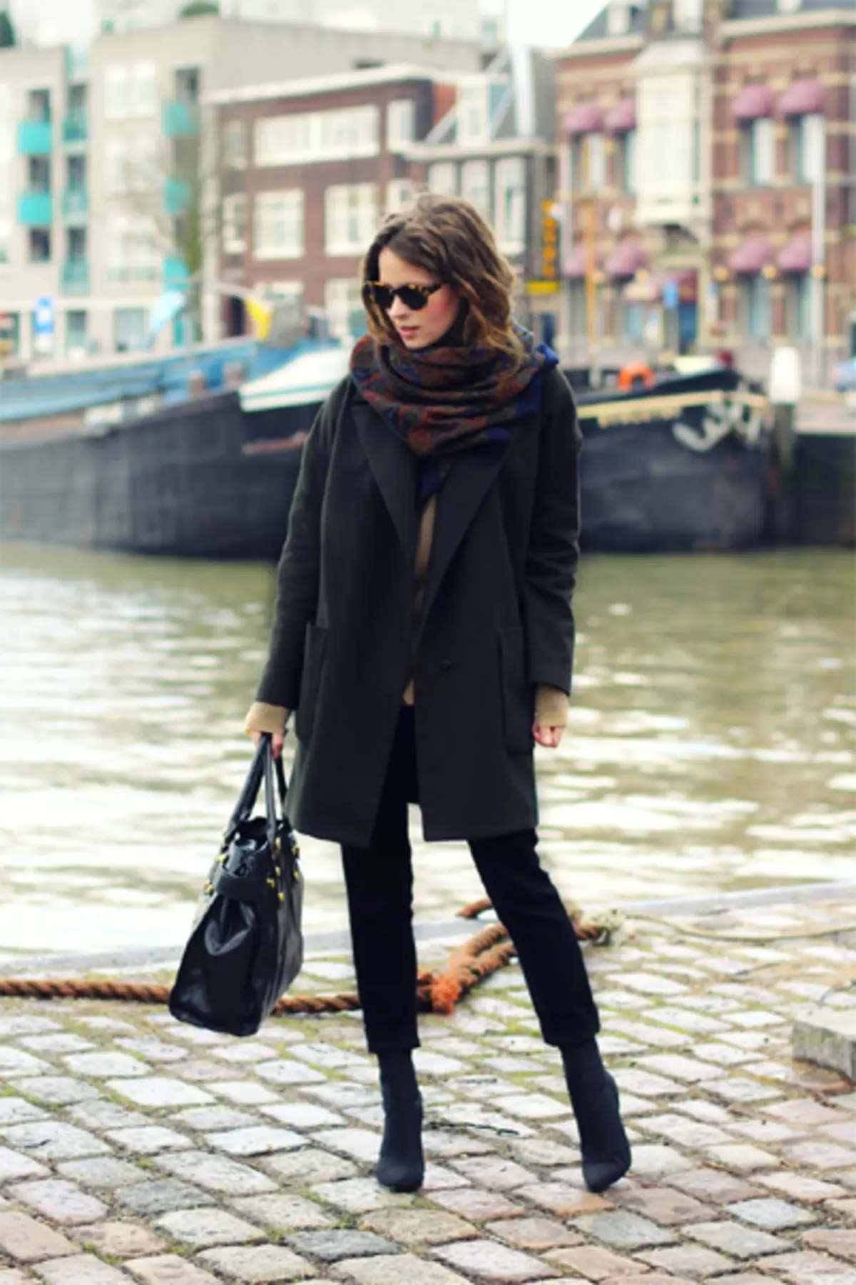Какую верхнюю одежду носить весной. Пальто с шарфом. Шарф под черное пальто женское. Черное пальто. Черное пальто с ботинками.