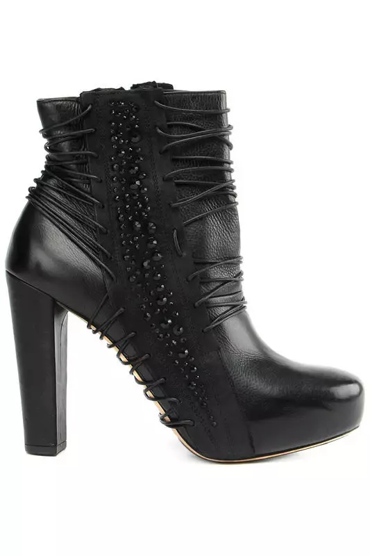 سیاہ ٹخنوں کے جوتے (110 فوٹو): ایک ہیل پر خواتین کے سابر ماڈل، پہننے کے لئے ٹائٹس پہننے کے ساتھ، پطرون کی جلد سے جوتے کو یکجا کرنے کے لئے کپڑے کے ساتھ 1834_68