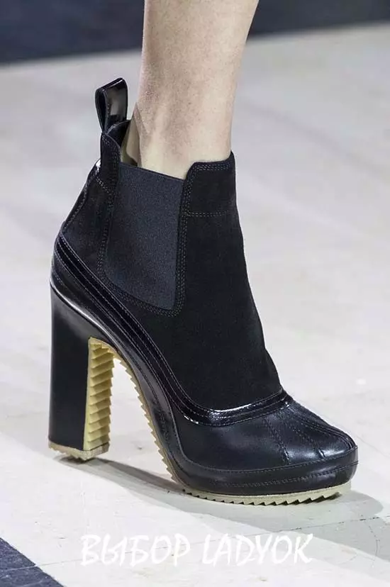 Սեւ կոճ կոշիկներ (110 լուսանկար). Կանանց թավշյա մոդելներ գարշապարի վրա, ինչ զուգագուլպաներով հագնել, ինչ հագուստով կոշիկները համատեղել պիթոնի մաշկից 1834_81