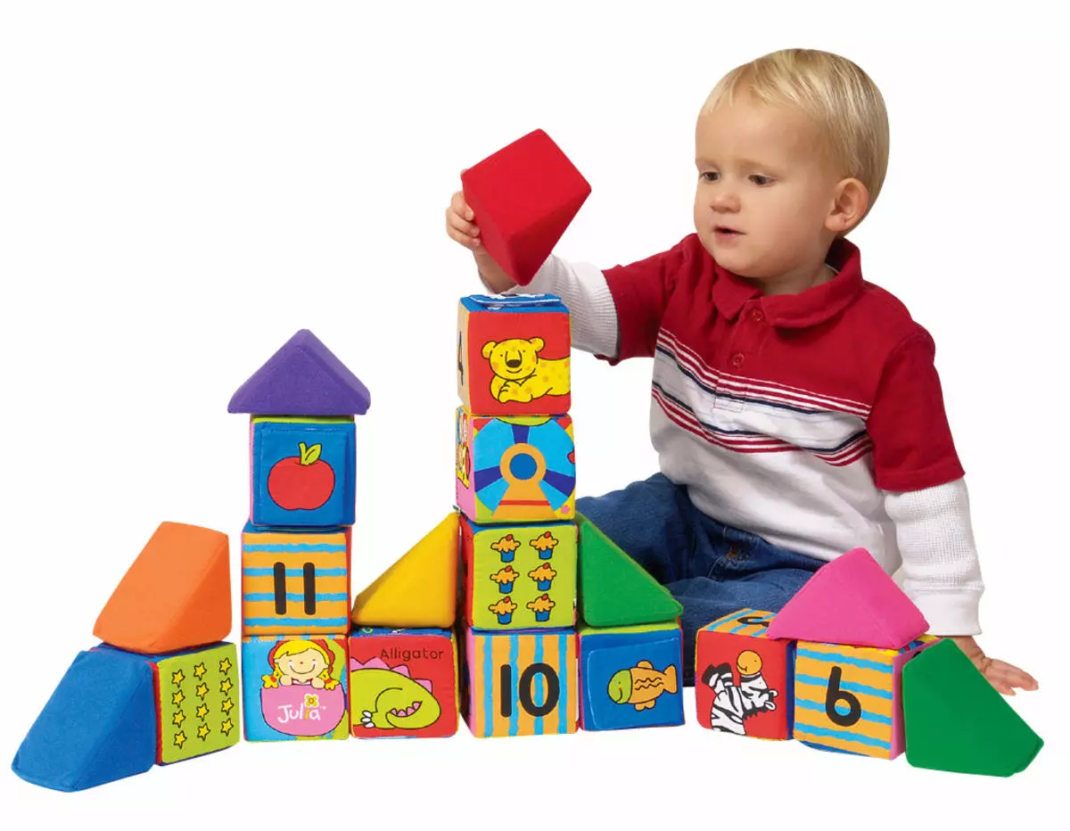 Подарък момче на 3 години за новата година: най-добрите идеи за подаръци за Нова година по отношение на детето, изборът на образователни играчки 18351_22