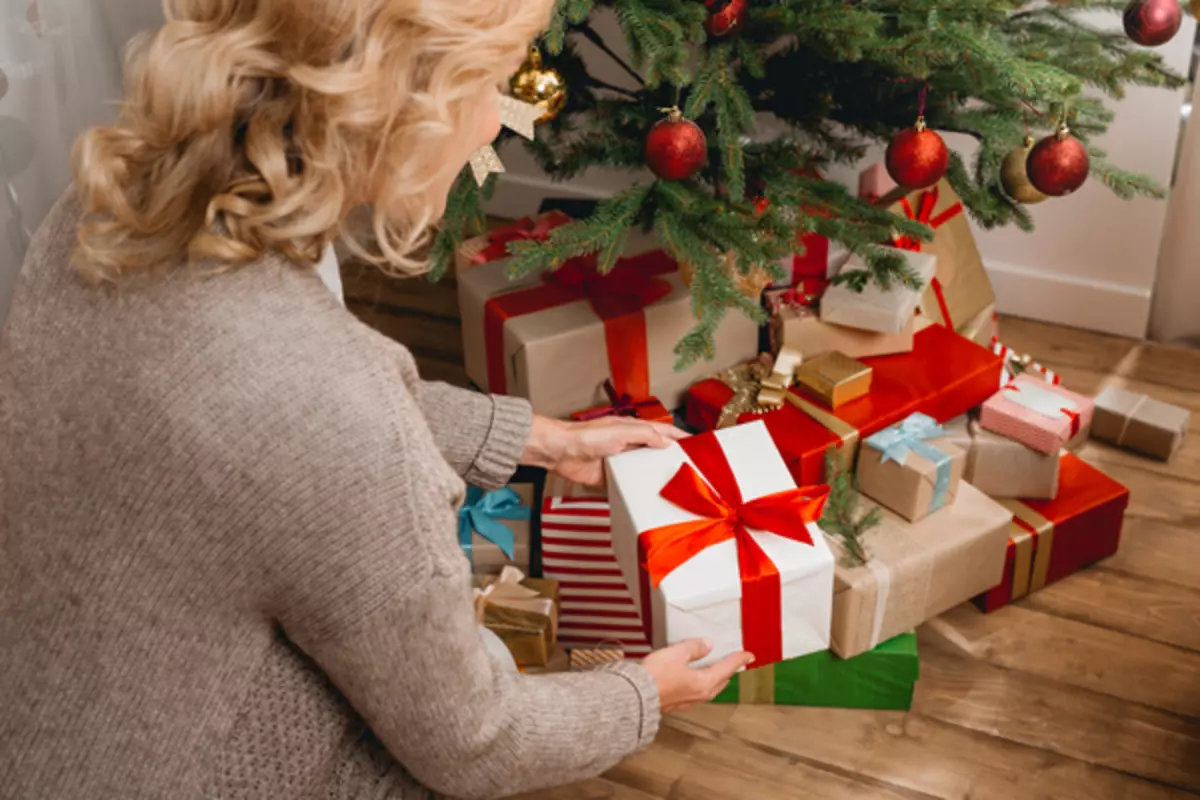 Når gjør gaver til det nye året? Hvilken dato er den satt under juletreet? Når åpner julegaver? 18359_6