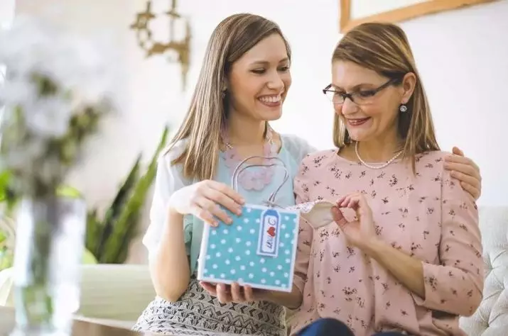 Hvað á að gefa mömmu á nýju ári? 81 mynd af þeim hugmyndum sem upprunalega gjafir New Year frá dóttur og syni, the bestur valkostur fyrir gjöfum fyrir aldraða móður 18363_14