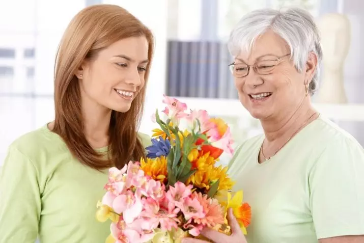 چه چیزی برای 65 سال به یک زن بدهید؟ هدایای سالگرد اصلی مادربزرگ و مادر، تیت و همکار، خواهر و همسر 18411_15