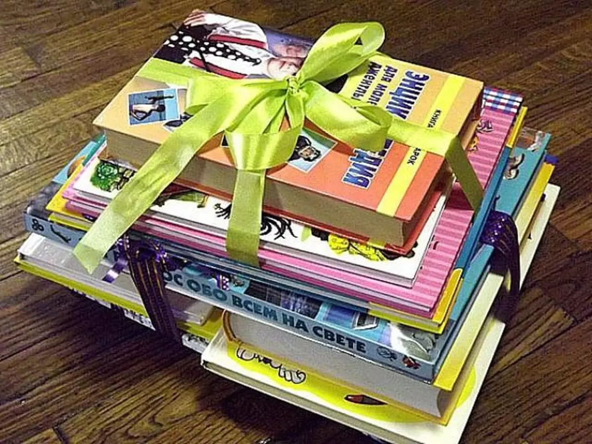 Подарок 6 книга. Книга в подарок. Подарок библиотеке. Стопка книг в подарок. Книжка в подарок.