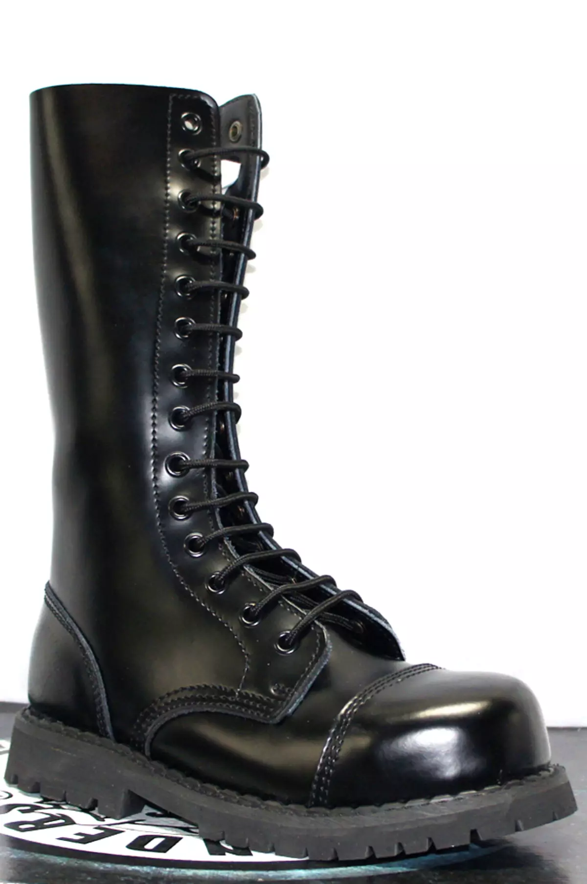 Boots (135 Foto): Tren Fashion 2021, dari Red Rock, Eva, Unta, Penggiling, Cara Memakai Derby Dengan Jeans, Militari dan Gaya Burgundy 1842_104