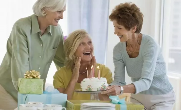 Co dać kobiecie przez 60 lat? Oryginalne pomysły prezentów na rocznicę terenowej i babci, ciotki i kolegi, mama i teściowa, dziewczyna i żona 18456_2