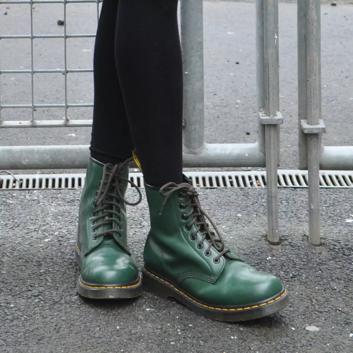 Vihreät saappaat (45 kuvaa): Naisten talvimallit, joiden kanssa yllään Nubuckin tummanvihreät kengät 1846_10