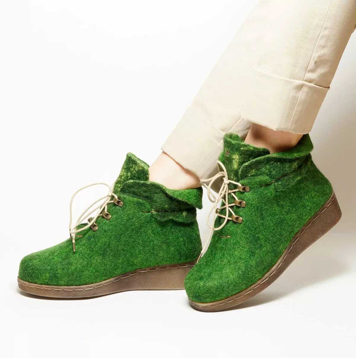 Green boots (45 photos): Women's winter models, with which wearing nubuck's dark green shoes 1846_11