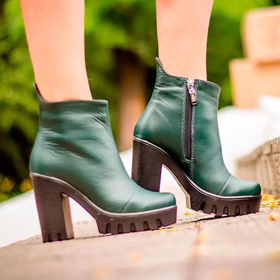Zelené topánky (45 fotografií): Dámske zimné modely, s ktorými na sebe Nubuck je tmavo zelené topánky 1846_2