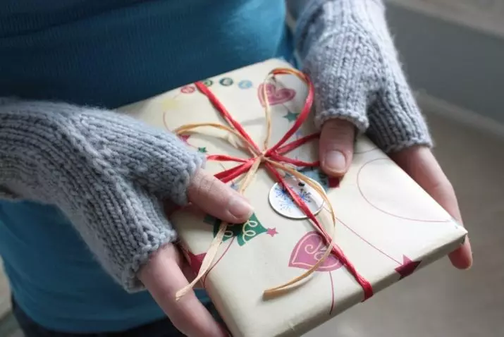 Рожден ден подарък със собствените си ръце (96 снимки): как да се направи първоначалната занаята на хартия? Необичайни идеи за творчески домашно приготвени подаръци. Какво сладък подарък може да ви даде? 18477_2