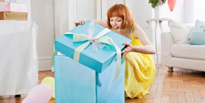 Apa yang boleh anda berikan kawan ulang tahun yang lebih baik? Idea hadiah asli dan luar biasa untuk teman wanita yang rapat. Bajet hadiah untuk rakan kegemarannya 18484_3