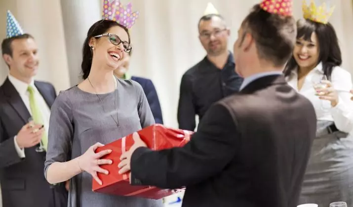 Geschenken Collega voor verjaardag: Oorspronkelijke verrassingen voorbereiden op een werknemer met uw eigen handen, kies een symbolisch geschenk 18488_24