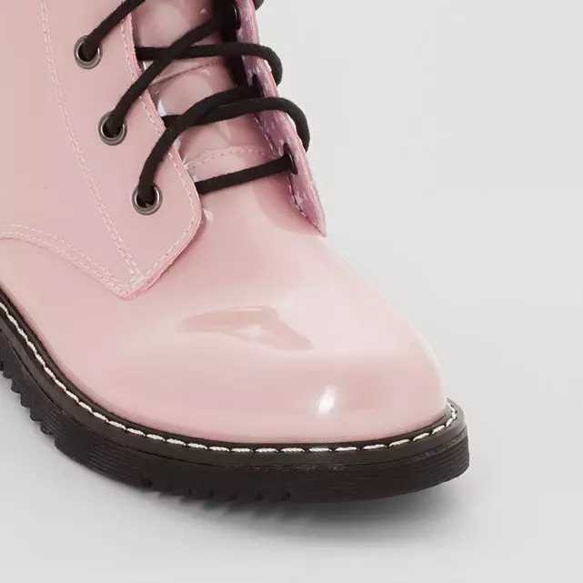 महिला gcquered बूट (64 फोटो): वार्निश ब्लू आणि गुलाबी शीतकालीन फॅशन मॉडेल 2021 1849_53