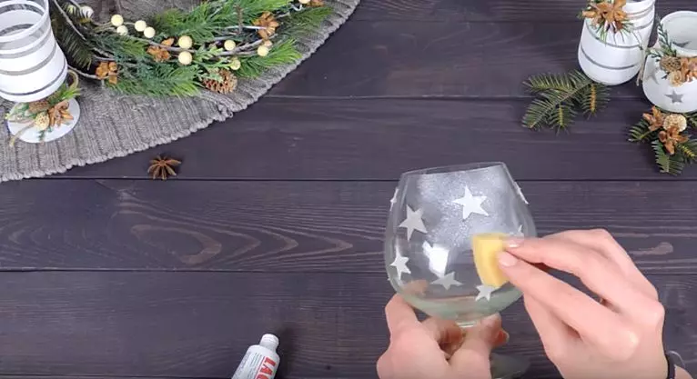 Svijećnjak od stakla: kako napraviti svoje ruke Novogodišnji svijećnjak vino stakla na stabljici dugoj i kup? Korak-po-korak uputstvo za upotrebu 184_28