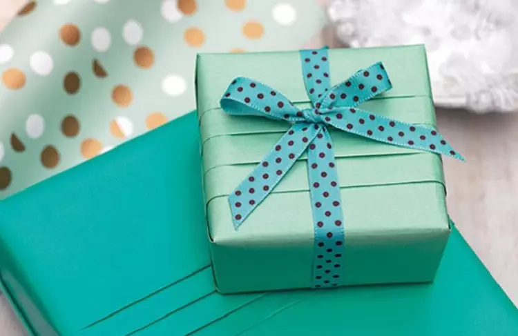 Những gì để cung cấp cho ông chủ vào ngày sinh nhật? Ý tưởng quà tặng bất thường cho người quản lý. Những bất ngờ ban đầu từ đội 18502_3