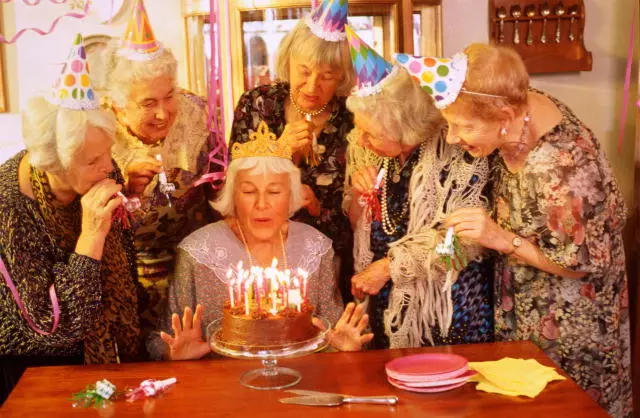 Apa yang memberi nenek selama 70 tahun? Ide-ide menarik dari hadiah untuk ulang tahun nenek. Apa yang bisa dilakukan dengan tangan Anda sendiri? 18520_22