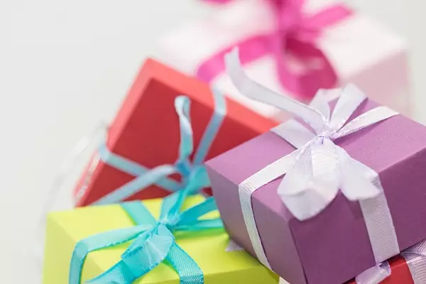 Waarom kan geen geschenken van tevoren geven? Is het mogelijk om ze te geven voor de verjaardag en bypass slechte tekenen? 18521_12