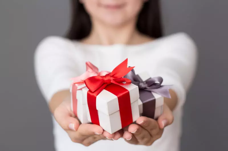 Hvorfor kan ikke gi gaver på forhånd? Er det mulig å gi dem før bursdagen og omgå dårlige tegn? 18521_2