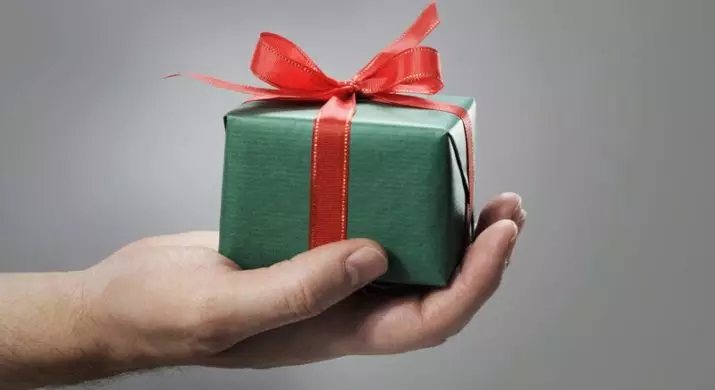 Gift Guy voor 23 jaar: wat te geven voor een verjaardag aan haar man en zoon, aan een vriend en broer? Ideeën van origineel verrassingen een man op het 23e verjaardag 18522_2