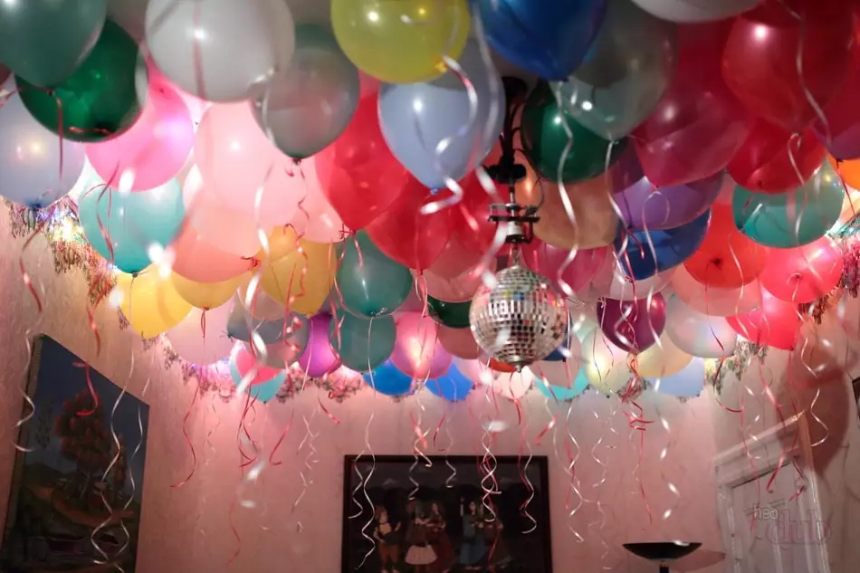Surprise Mož za rojstni dan (27 fotografij): Originalne in zabavne ideje presenečenj, da jih utelešajo v stanovanju in kavarni 18534_10