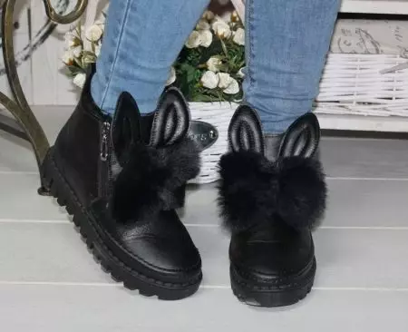 Çizme me veshë dhe lesh (57 foto): Çfarë duhet të veshin kamoshi të grave të dimrit të zi dhe modele të tjera me një lesh lepuri 1853_10