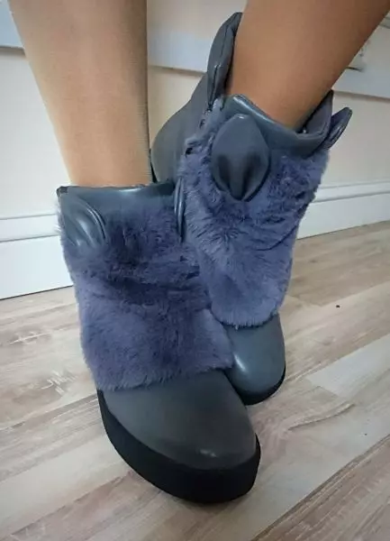 Çizme me veshë dhe lesh (57 foto): Çfarë duhet të veshin kamoshi të grave të dimrit të zi dhe modele të tjera me një lesh lepuri 1853_57