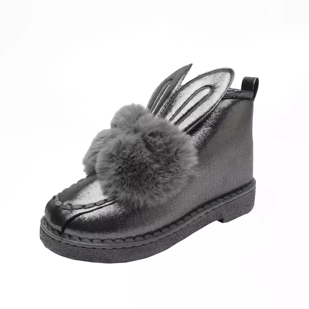 Çizme me veshë dhe lesh (57 foto): Çfarë duhet të veshin kamoshi të grave të dimrit të zi dhe modele të tjera me një lesh lepuri 1853_6