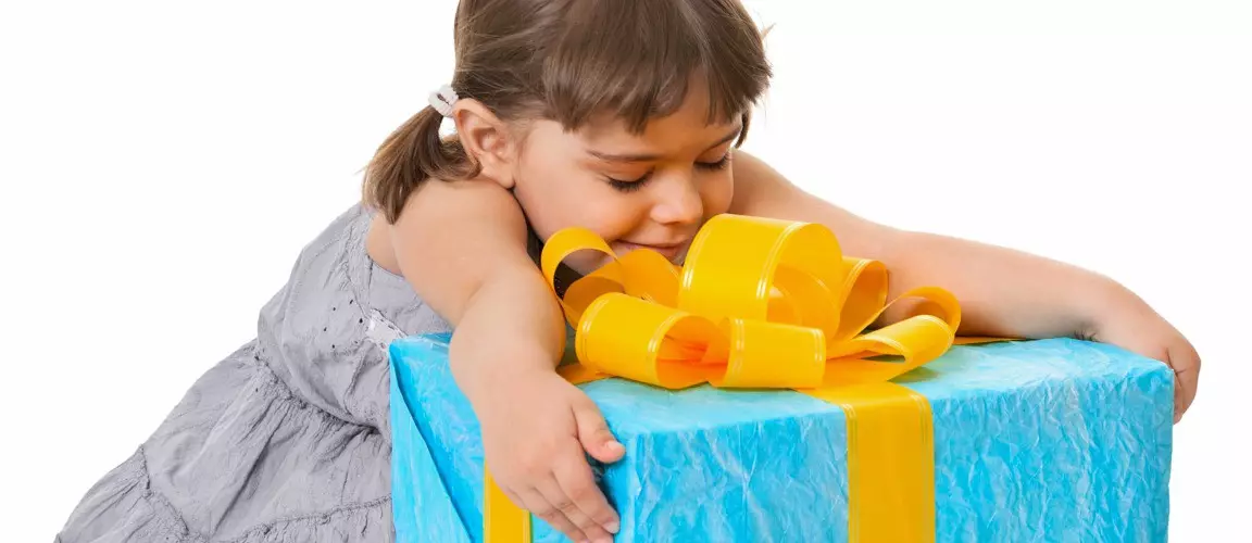 Kaj dati dekle za 2 leti? Kakšno igračo lahko daš mojo hčerko in goddlenie za rojstni dan? 18561_3