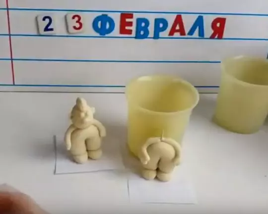 DIY 23 февральдә (106 фото): үз кулларыгыз һәм бабасы белән нәрсә эшләнергә мөмкин? Картоннан һәм башка материаллардан иң матур балаларның иң матур һөнәрләре 18575_70