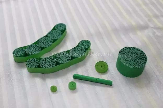 DIY vào ngày 23 tháng 2 (106 ảnh): Điều gì có thể được thực hiện với bàn tay và ông nội của chính bạn? Những nghề thủ công nhẹ nhất của trẻ em từ các tông và các vật liệu khác 18575_84