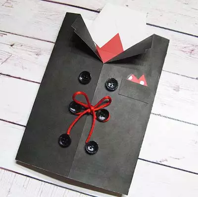 Postkort-skjorte 23. februar: Håndverk fra papir med egne hender, origami med slips. Hvordan trinnvis for å lage en gave til barn og pappa fra et håndkle? 18579_15