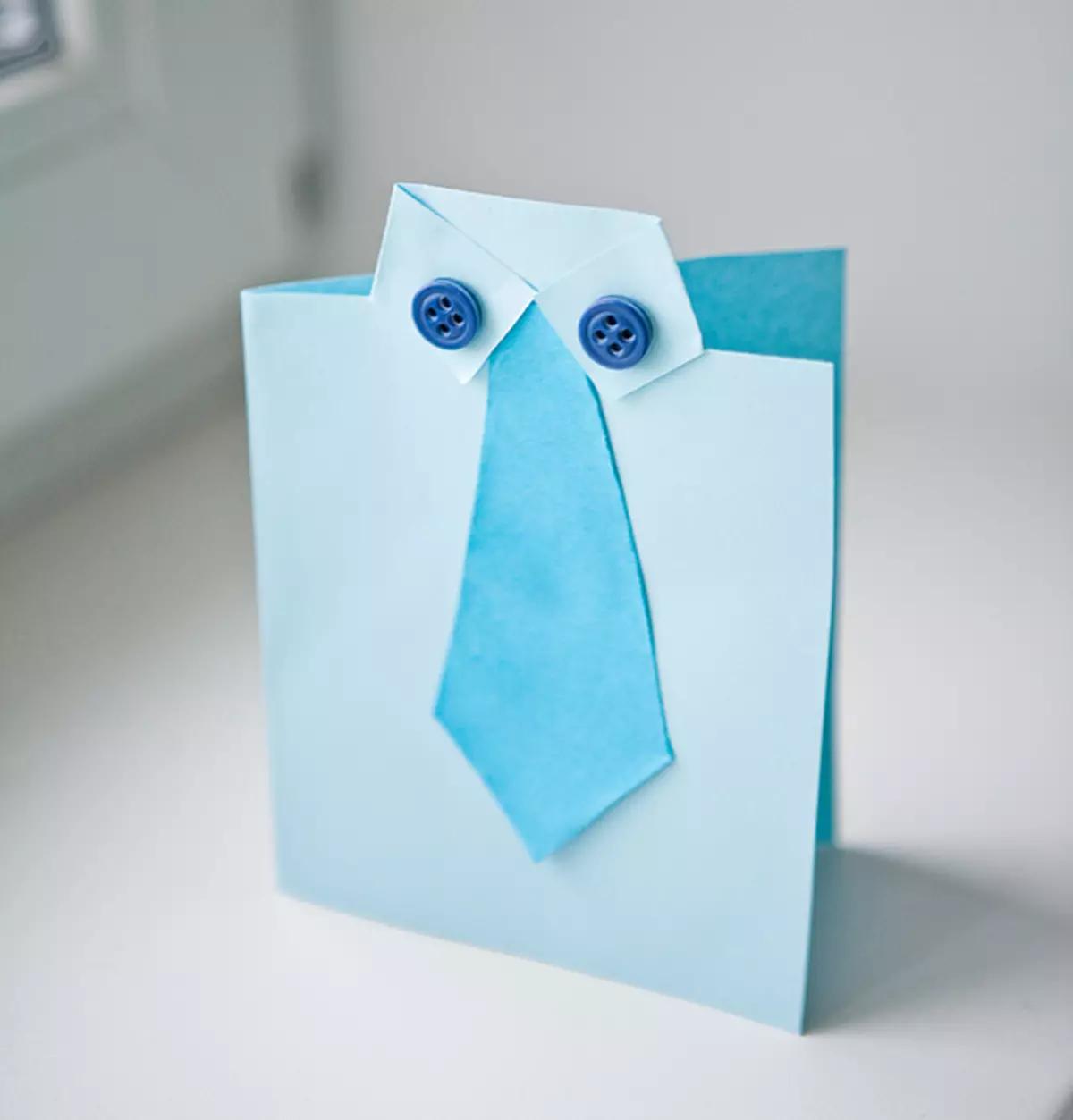 Kaos pos pada 23 Februari: Kerajinan tangan dari kertas dengan tangan mereka sendiri, origami dengan dasi. Bagaimana cara melangkah demi langkah untuk membuat hadiah untuk anak-anak dan ayah dari handuk? 18579_17
