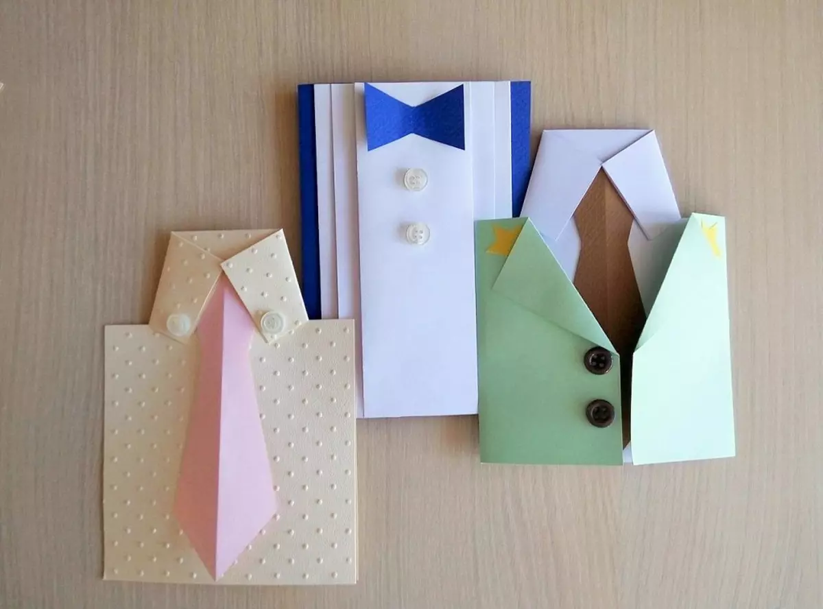 ໃສ່ເສື້ອ postCard ໃນວັນທີ 23 ເດືອນກຸມພາ: ຫັດຖະກໍາຈາກເຈ້ຍດ້ວຍມືຂອງພວກເຂົາເອງ, origami ທີ່ມີສາຍ. ວິທີການຂັ້ນຕອນໂດຍຂັ້ນຕອນທີ່ຈະເຮັດຂອງຂວັນສໍາລັບເດັກນ້ອຍແລະພໍ່ຈາກຜ້າເຊັດໂຕ? 18579_2