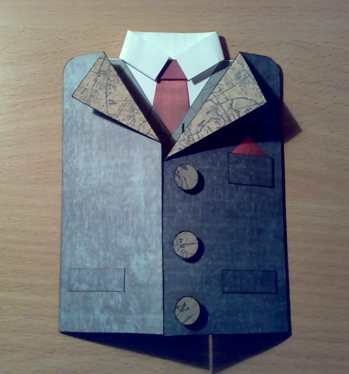 Postkaart-särk 23. veebruaril: käsitöö paberist oma kätega, origami koos lipsuga. Kuidas sammu astuda, et teha lastele kingitus ja isa rätikust? 18579_36