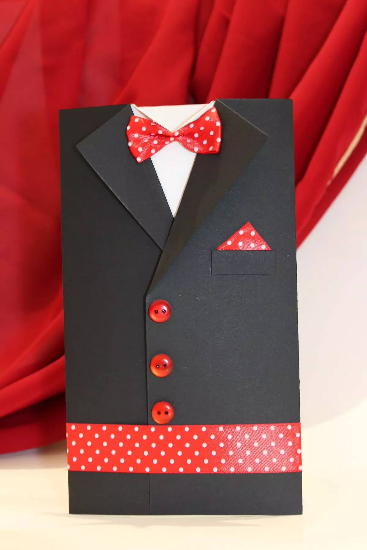 Postkort-skjorte 23. februar: Håndverk fra papir med egne hender, origami med slips. Hvordan trinnvis for å lage en gave til barn og pappa fra et håndkle? 18579_37