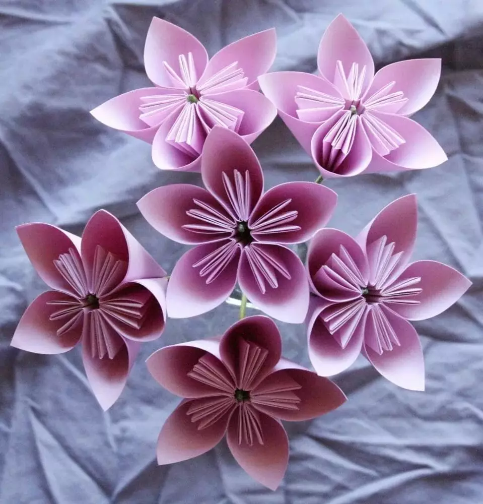 Объемные цветы видео. Цветы бумажные. Цветы из бумаги. Оригами цветок. Плоские цветы из бумаги.