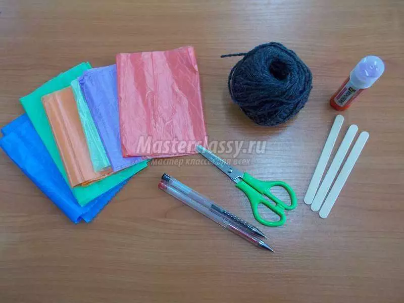 Crafts from Paper március 8-án: Hogyan készítsd el a kezét színes és hullámos papírból, könnyű kézműves anya papír szalvéták, tulipánok és más kézművesség 18613_16