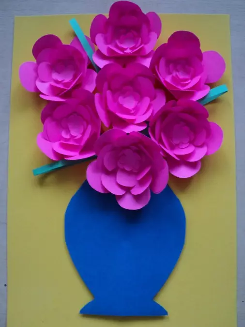 Crafts from Paper március 8-án: Hogyan készítsd el a kezét színes és hullámos papírból, könnyű kézműves anya papír szalvéták, tulipánok és más kézművesség 18613_36