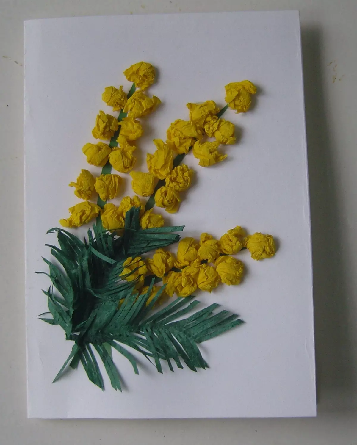 Crafts from Paper március 8-án: Hogyan készítsd el a kezét színes és hullámos papírból, könnyű kézműves anya papír szalvéták, tulipánok és más kézművesség 18613_66