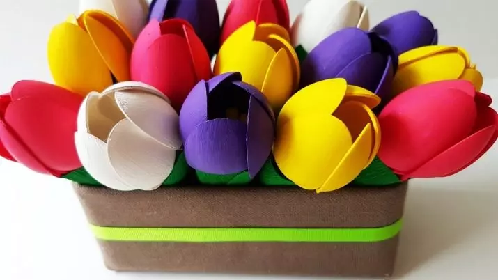 Artesanía desde papel el 8 de marzo: cómo hacerlo manos de papel de colores y corrugados, artesanías ligeras para mamá hecha de servilletas de papel, tulipanes y otras artesanías. 18613_72