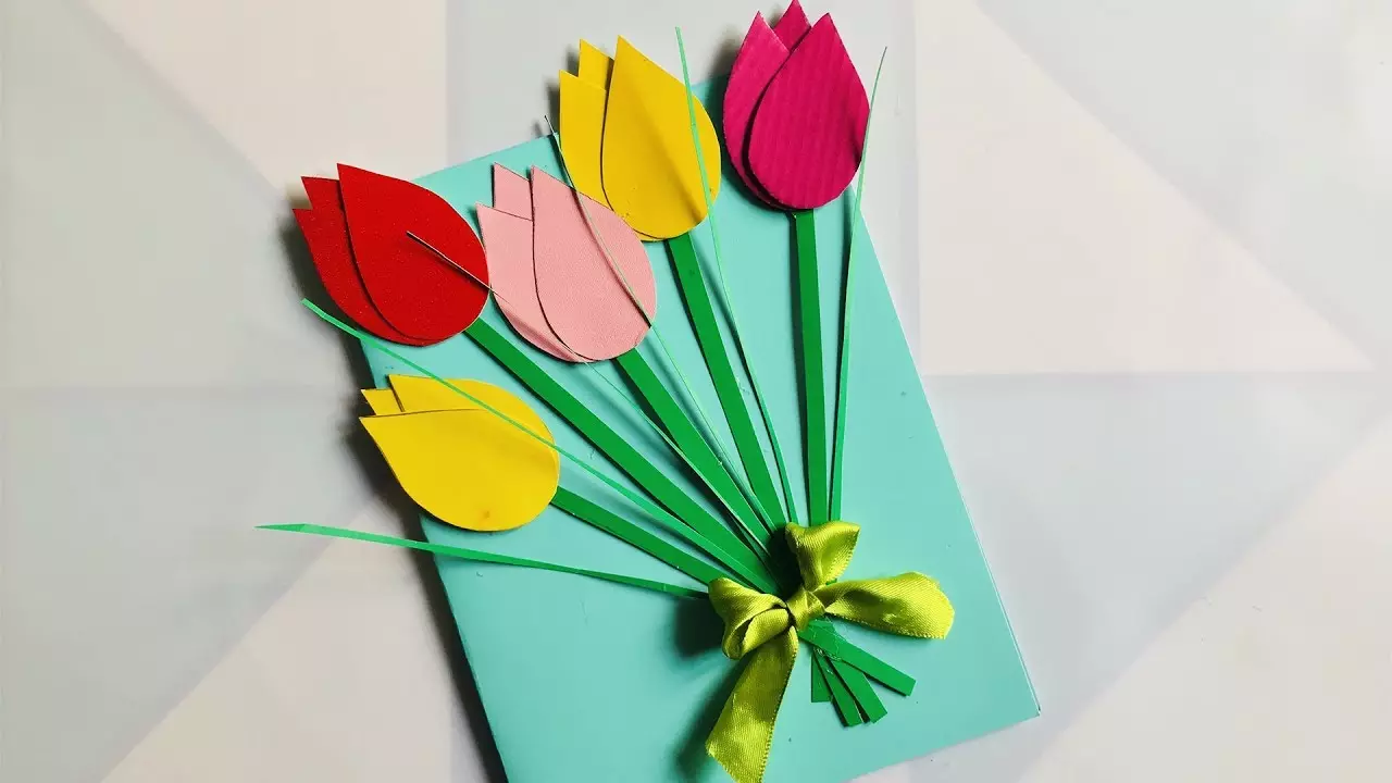 Ambachten van papier op 8 maart: Hoe het te maken van de handen van gekleurd en gegolfd papier, lichte ambachten voor mama gemaakt van papieren servetten, tulpen en andere ambachten 18613_77