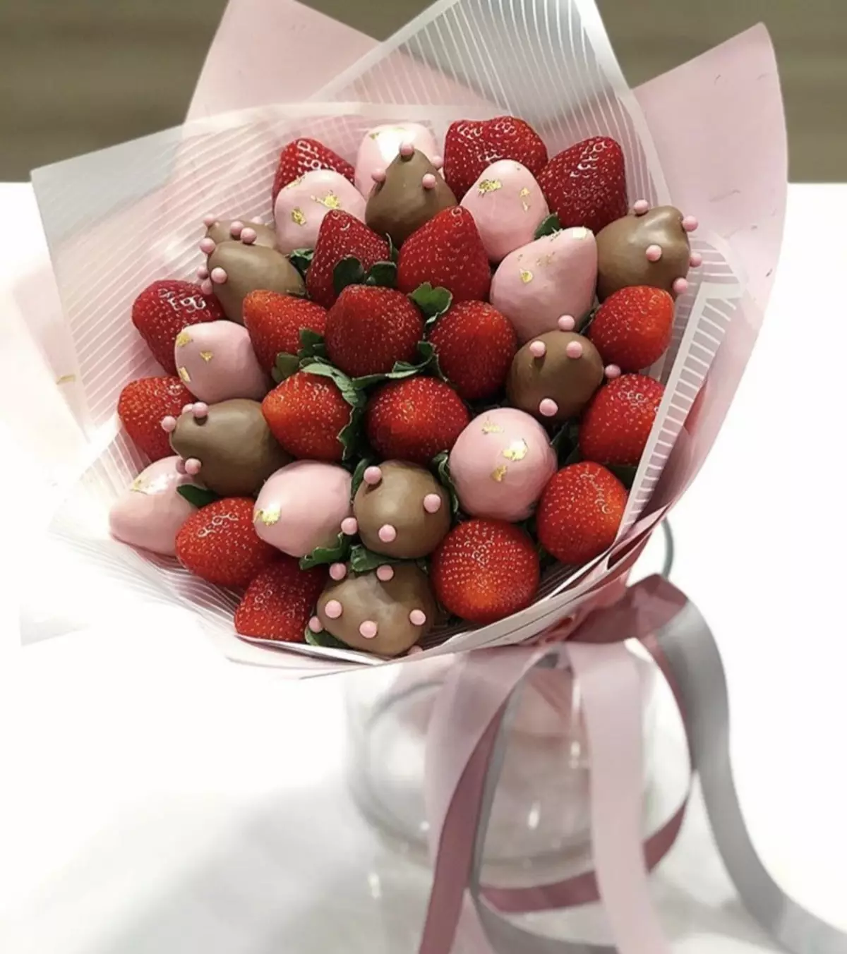 Bouquets of Sweets le 8 mars (66 photos): Sweet Mini Bouquets Faites-le vous-même, Candy Cadeaux inhabituels à l'enseignant et à maman, autres versions de bouquets 18614_12