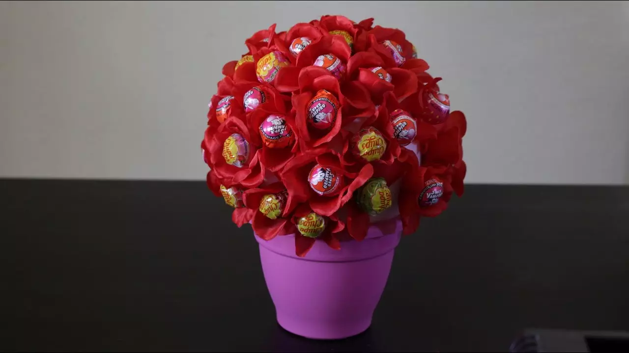 Bouquets of Sweets le 8 mars (66 photos): Sweet Mini Bouquets Faites-le vous-même, Candy Cadeaux inhabituels à l'enseignant et à maman, autres versions de bouquets 18614_17