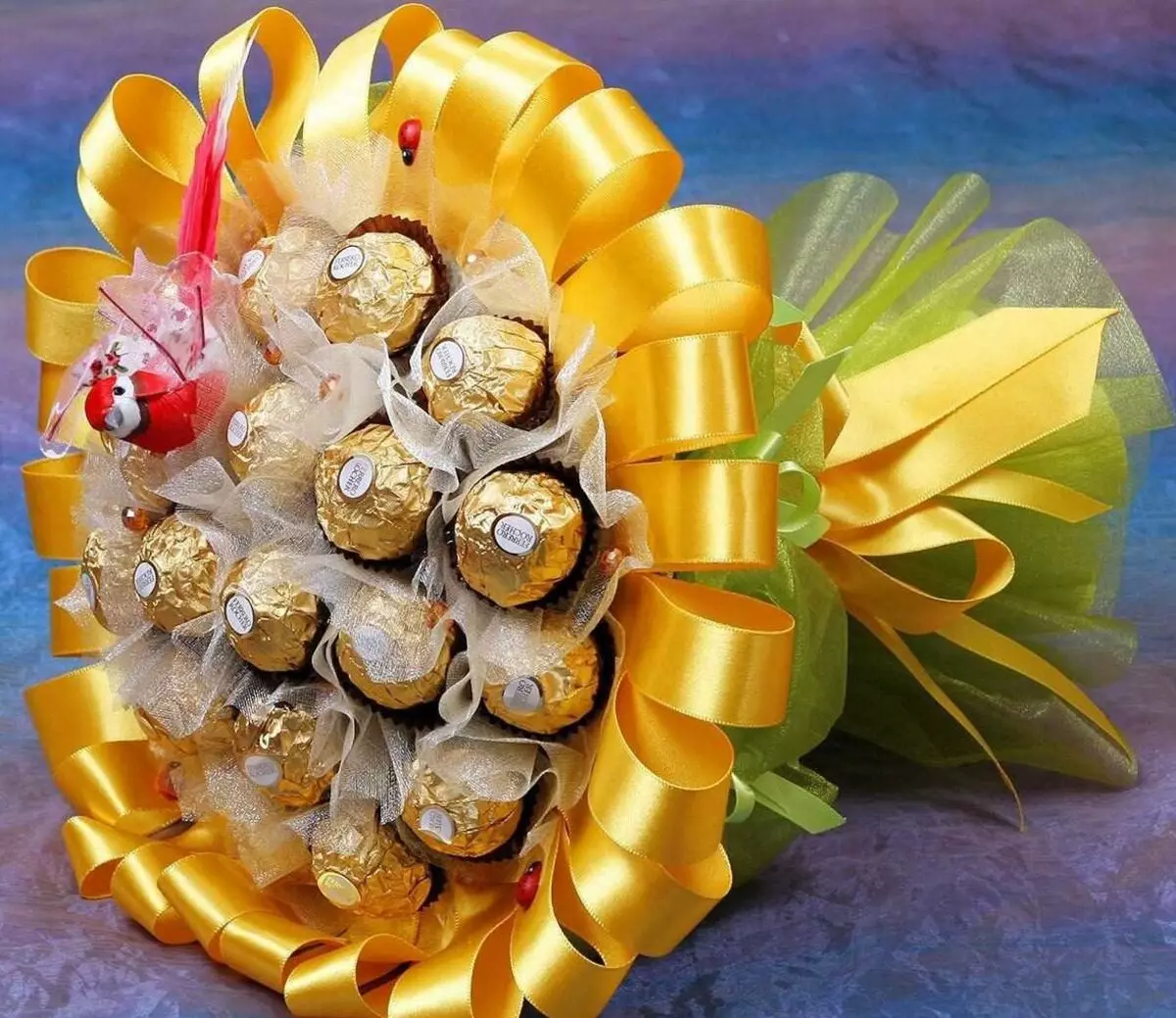 Bouquets of Sweets le 8 mars (66 photos): Sweet Mini Bouquets Faites-le vous-même, Candy Cadeaux inhabituels à l'enseignant et à maman, autres versions de bouquets 18614_18