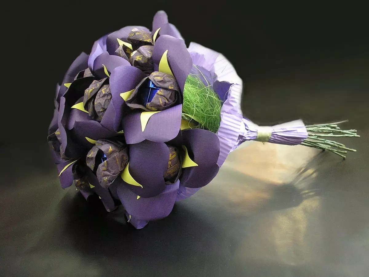 Bouquets yemaswiti musi waMarch 8 (66 mafoto): Inotapira mini Bouquets zviite iwe pachako, makenduru zvipo zvisina kujairika kumudzidzisi uye amai, dzimwe shanduro dzemabhodhi 18614_19