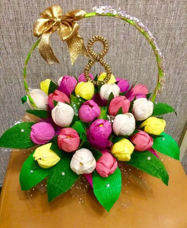 Saldainių puokštės kovo 8 d. (66 nuotraukos): Sweet Mini Bouquets tai daro patys, saldainių neįprastos dovanos mokytojui ir mamai, kitos puokštės versijos 18614_2