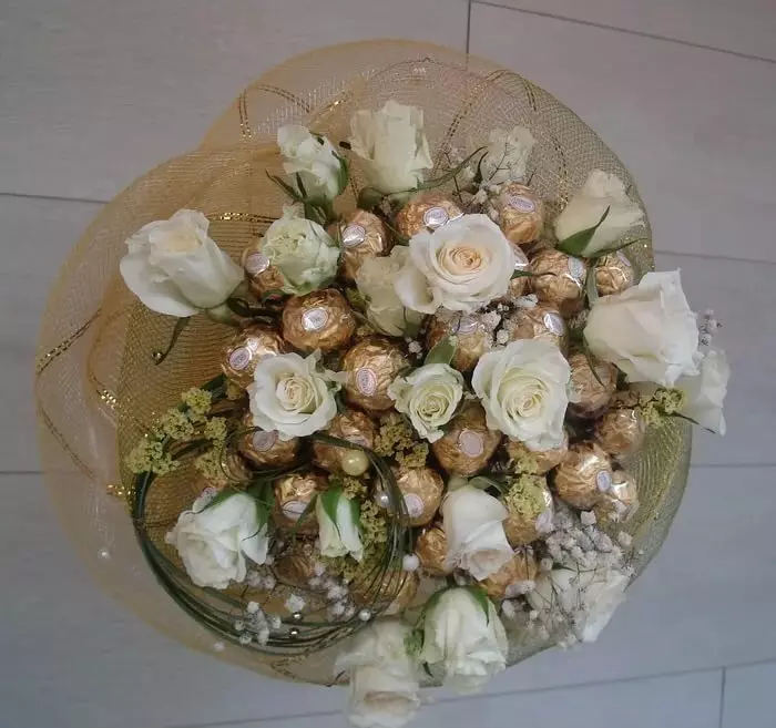 8-мартта (66 сүрөт) букеталар (66 сүрөт): Sweet Mini Bouquets муну өзүңүз, момпосуйдун адаттан тыш белектери, букеттин башка версиялары 18614_22