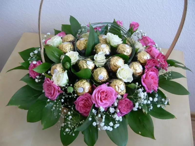 Bouquets of Sweets pada 8 Maret (66 Foto): Karangan bunga Mini Manis Do It Yourself, Candy Hadiah yang Tidak Biasa kepada Guru dan Ibu, Versi Bouquets Lainnya 18614_23