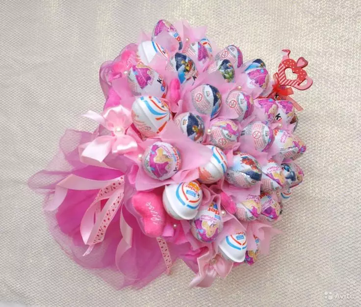 Buketter av søtsaker 8. mars (66 bilder): Sweet mini-buketter gjør det selv, godteri uvanlige gaver til læreren og moren, andre versjoner av buketter 18614_27